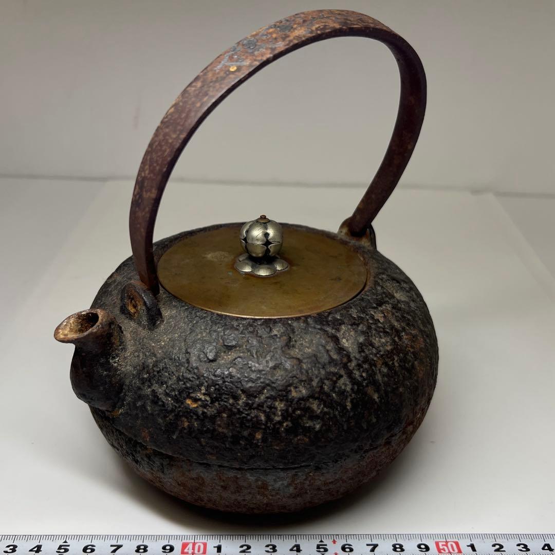 平安泰山堂作 注ぎ口下に「泰山堂造」持ち手金銀象嵌 鉄瓶 1475g トサコサ