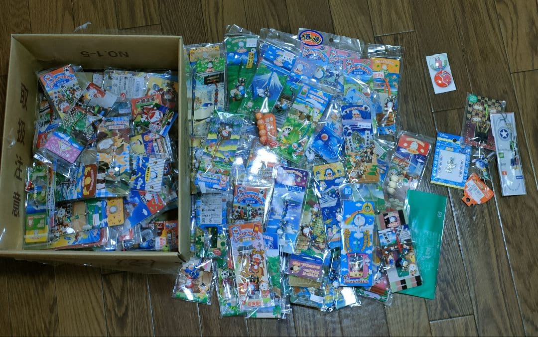 激レア！超大量！どこでもドラえもん根付け、マスコットストラップ94個+おまけ