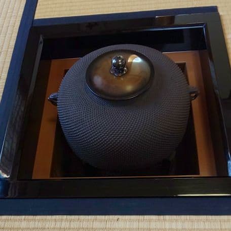 A 119         茶道      炉用 ・丸形総霰釜  ( 庄造造 )