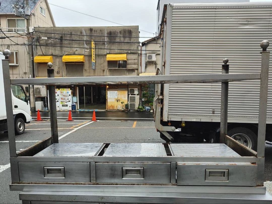 ステンレス製ディスプレイスタンド 3段引き出し付き