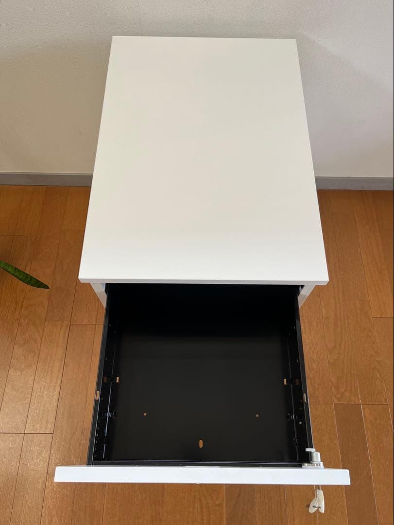 未使用品　イタリア ファントーニ　サイドキャビネット　8.3万　ワゴン　モダン