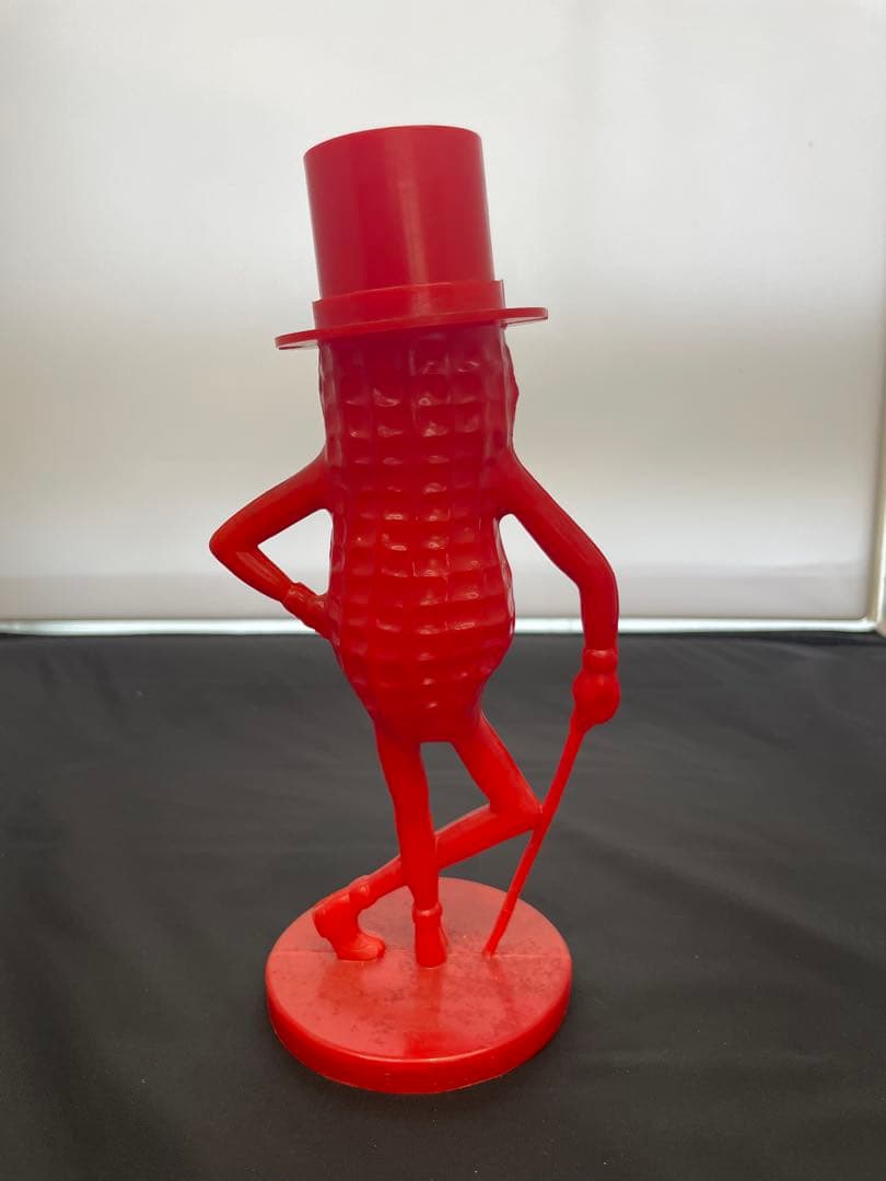 赤いピーナッツキャラクター像