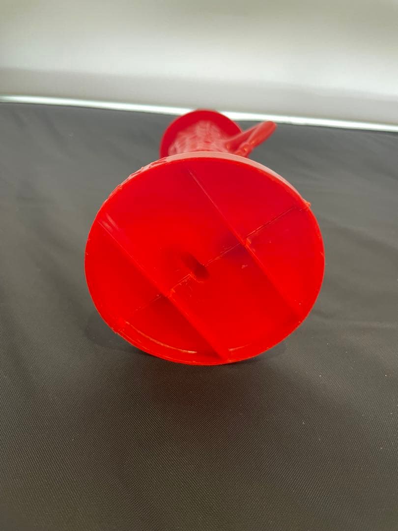 赤いピーナッツキャラクター像