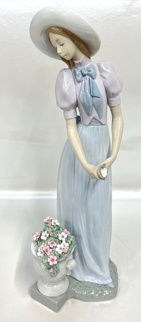LLADRO リヤドロ　気品に満ちて　陶器人形　お花　置物　コレクション