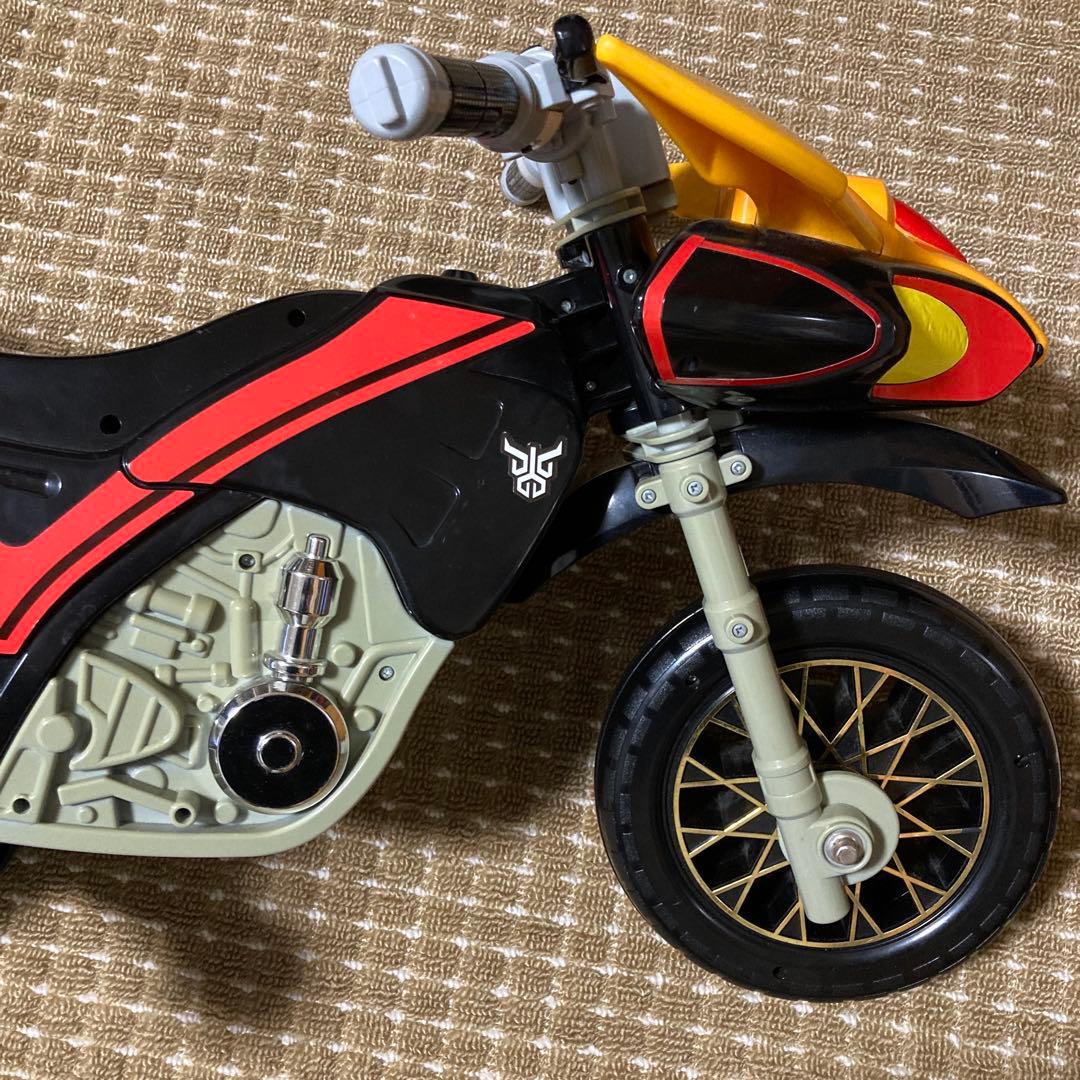 バンダイ 仮面ライダークウガ 乗用バイク ビートチェイサー2000 三輪車
