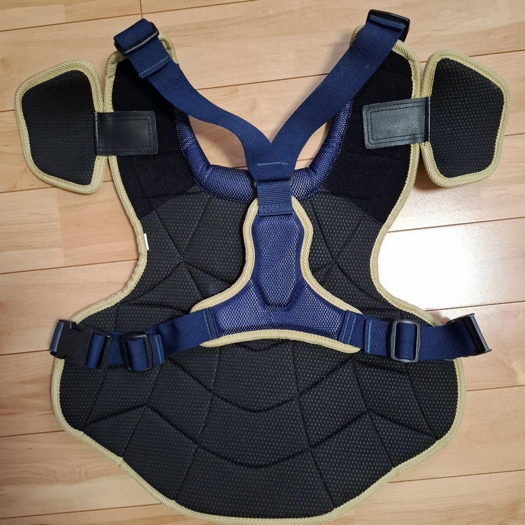 ZETT一般軟式キャッチャー防具セット・収納袋が付属します。