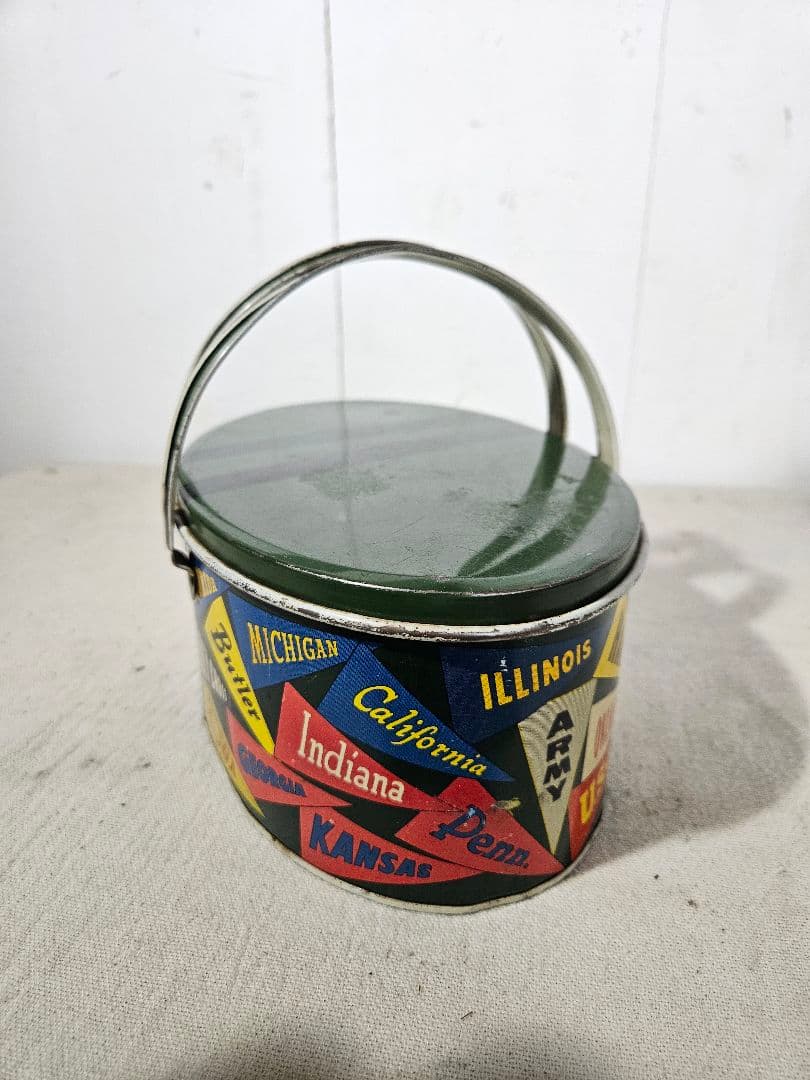 US vintage TIN缶 カレッジ ペナント オブジェ ハンドル 中蓋付き