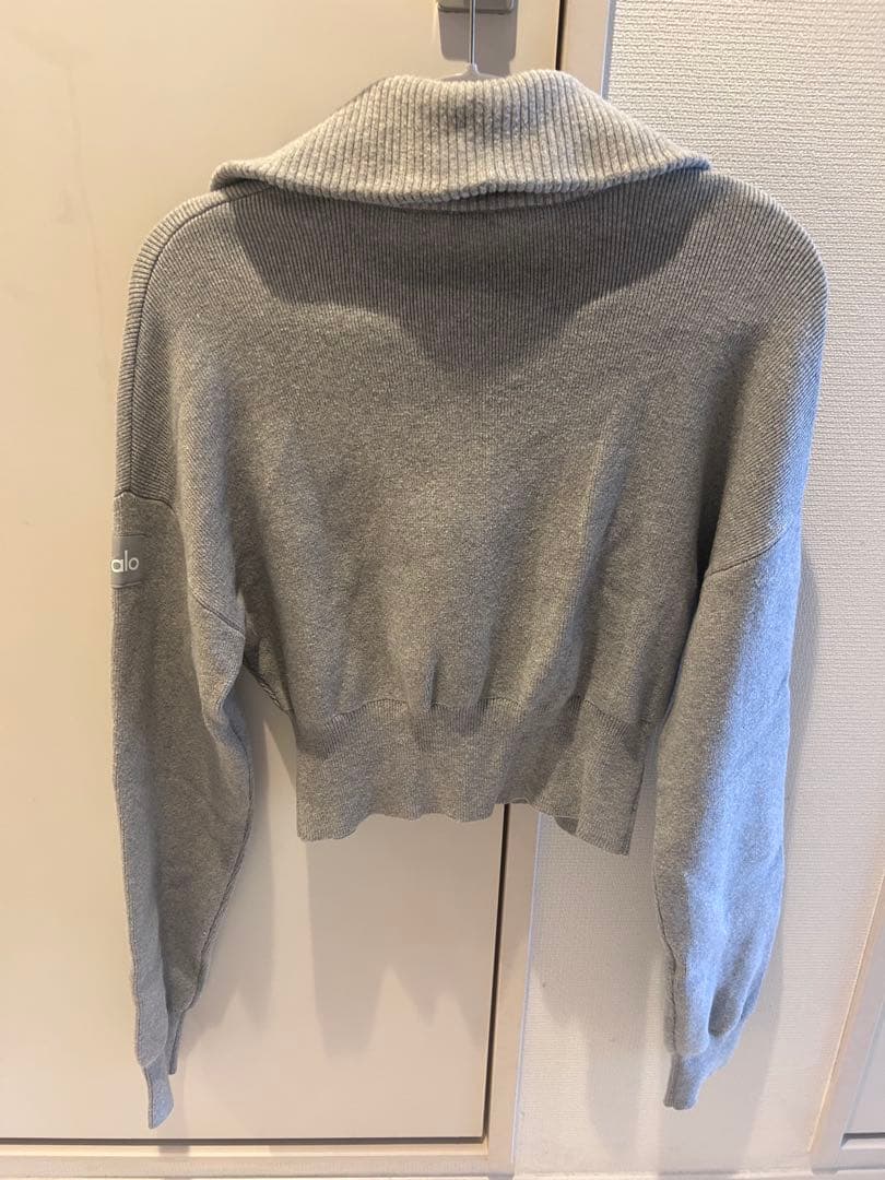 alo クロップド丈 フルジップ ニット グレー