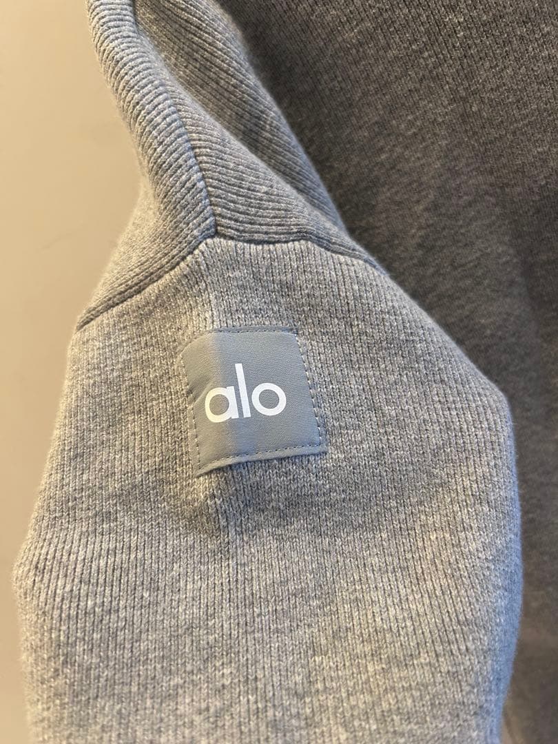 alo クロップド丈 フルジップ ニット グレー