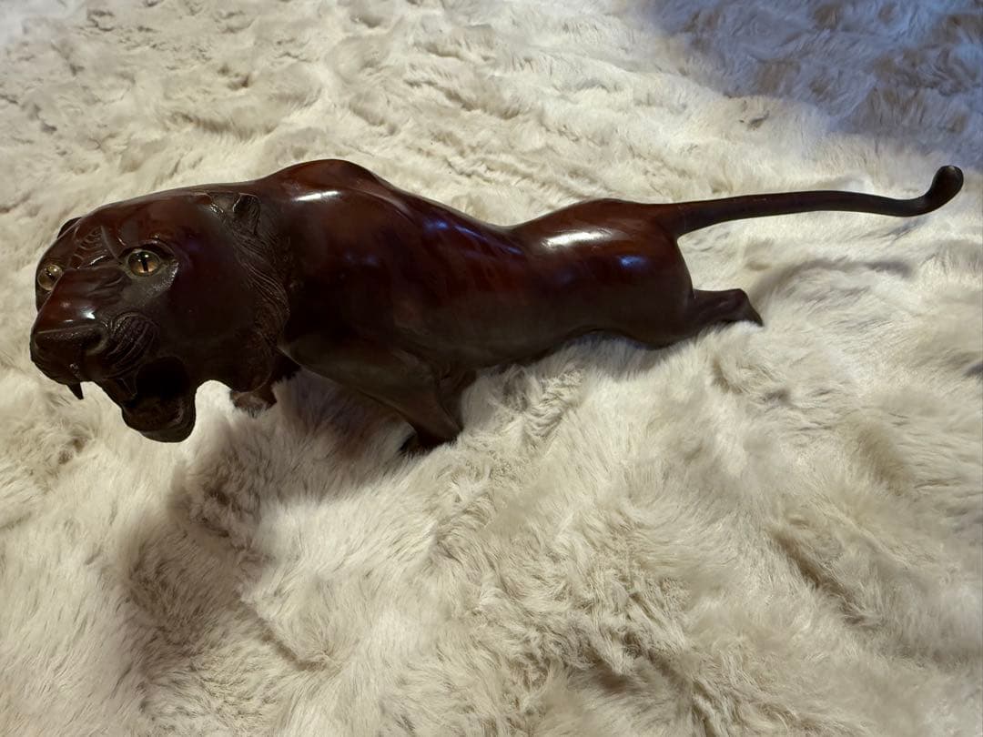 木製虎彫刻 ダークブラウン