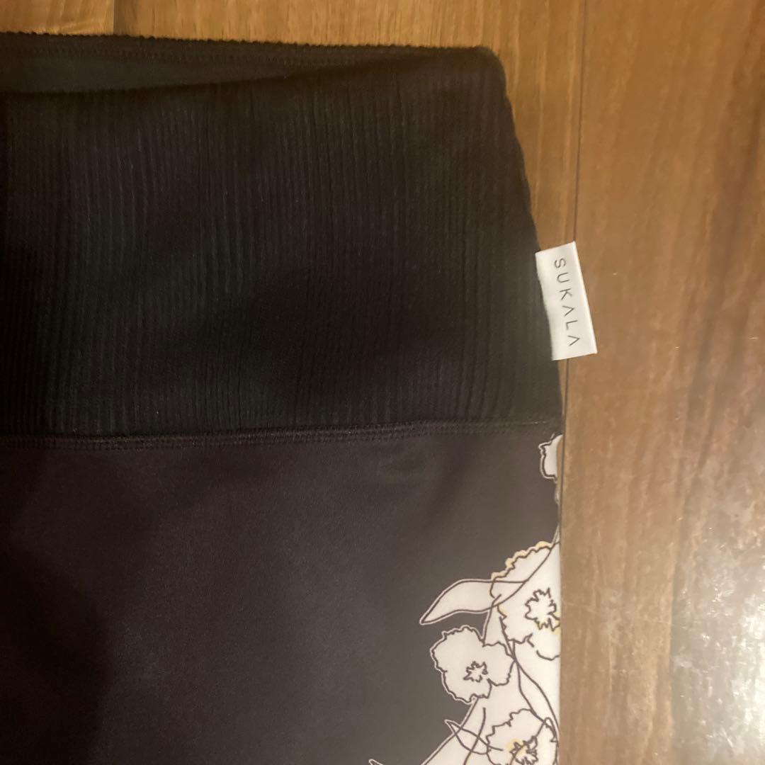 SUKALA ドローイングフラワーパネルレギンス