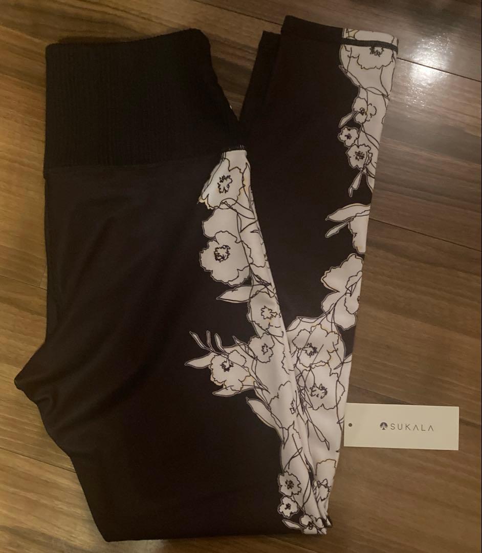 SUKALA ドローイングフラワーパネルレギンス