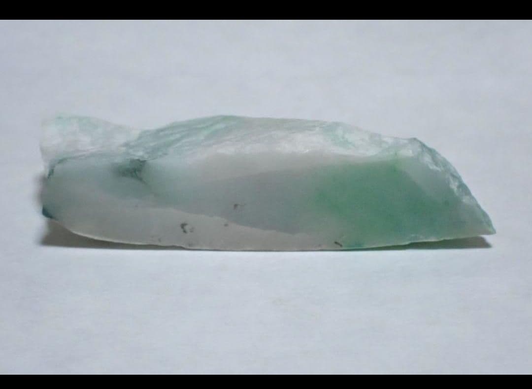 糸魚川翡翠　アップルグリーン　金山　原石　79グラム　送料無料