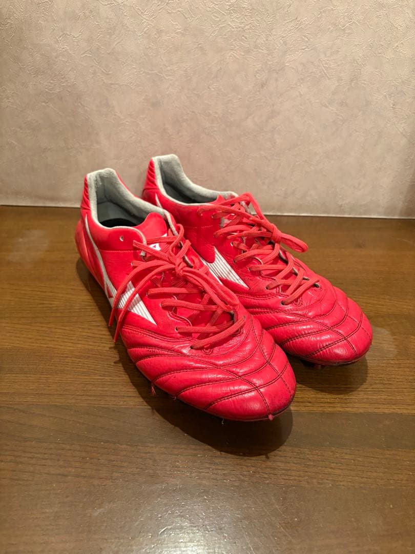 レッドレザーサッカースパイクシューズ