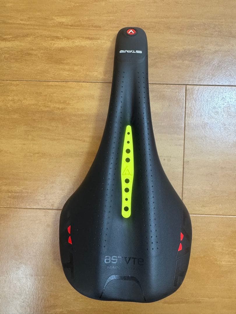 Astute サドルカーボン