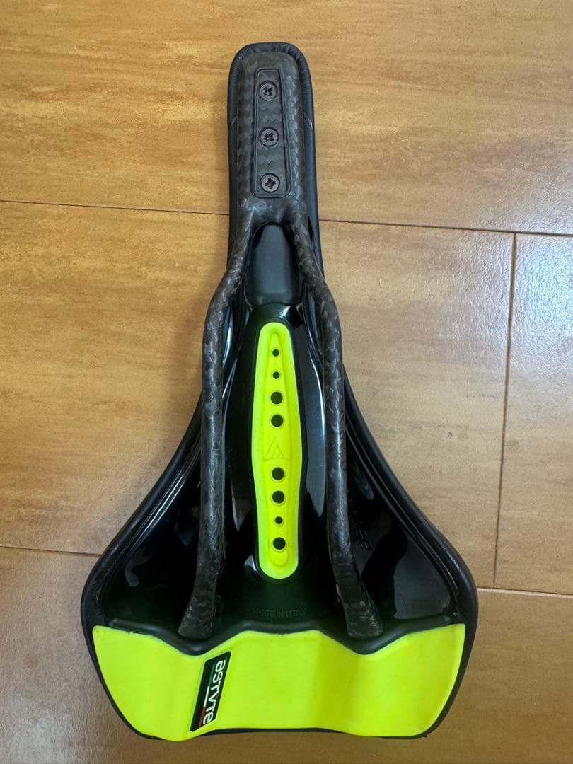 Astute サドルカーボン