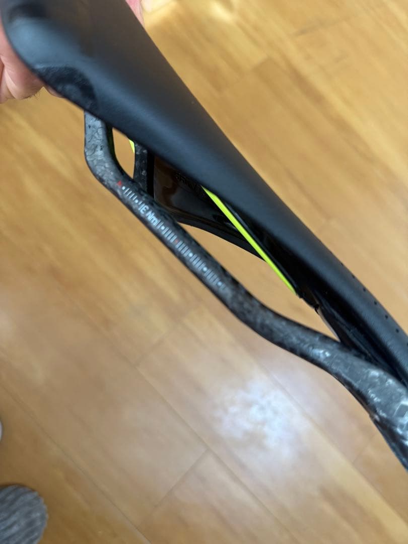 Astute サドルカーボン