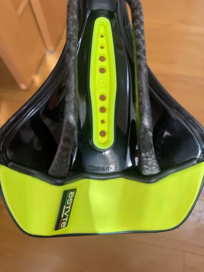 Astute サドルカーボン