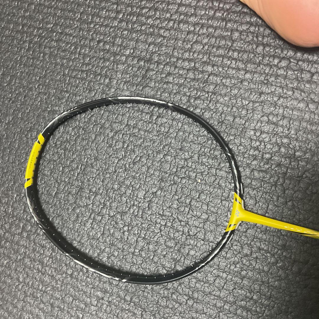 バドミントンラケット 黒と黄色