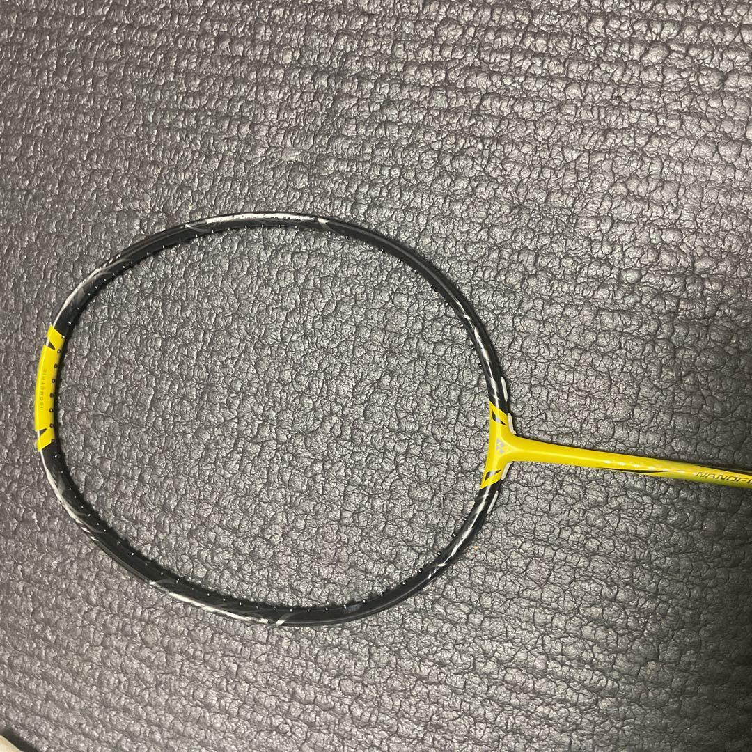 バドミントンラケット 黒と黄色