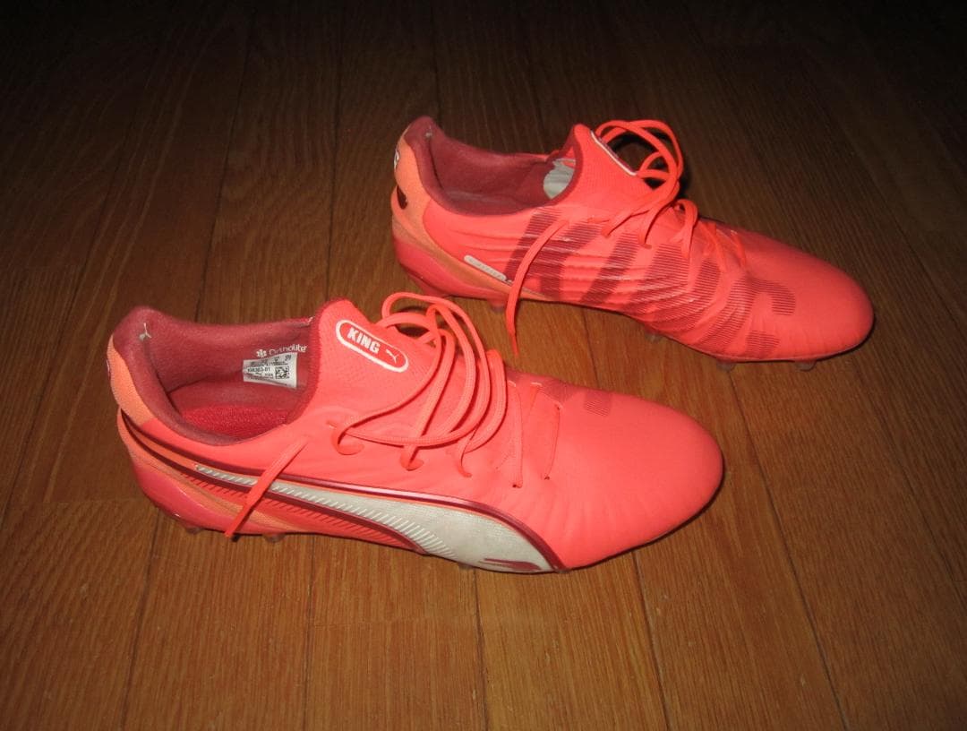 プーマのサッカースパイク「キングアルティメットFG/AG」　アンリミテッドパック