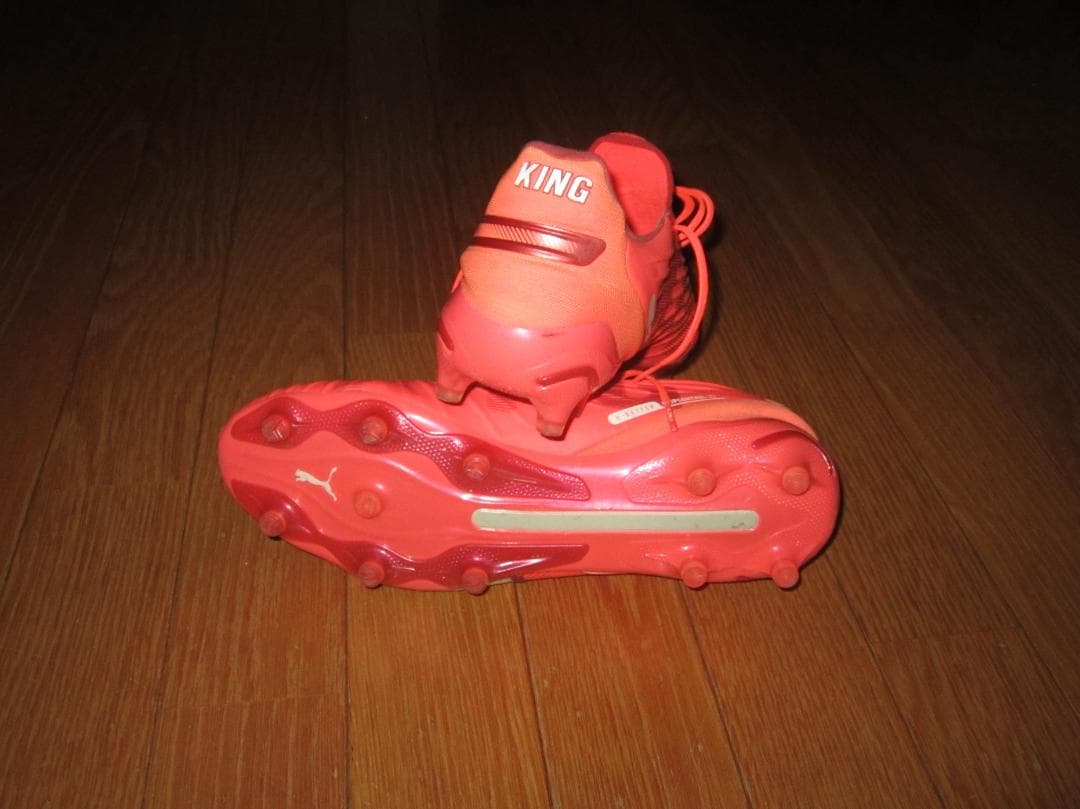 プーマのサッカースパイク「キングアルティメットFG/AG」　アンリミテッドパック