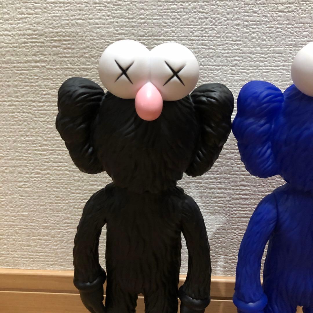 KAWS カウズ モチーフフィギュア ブラック ピンク ブルー フィギュア 3体