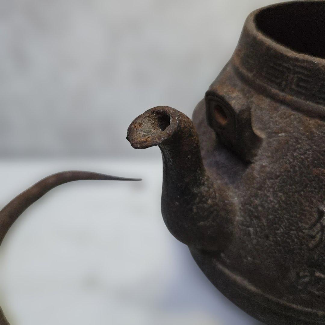 伝統的な鉄製茶釜 漢字彫刻