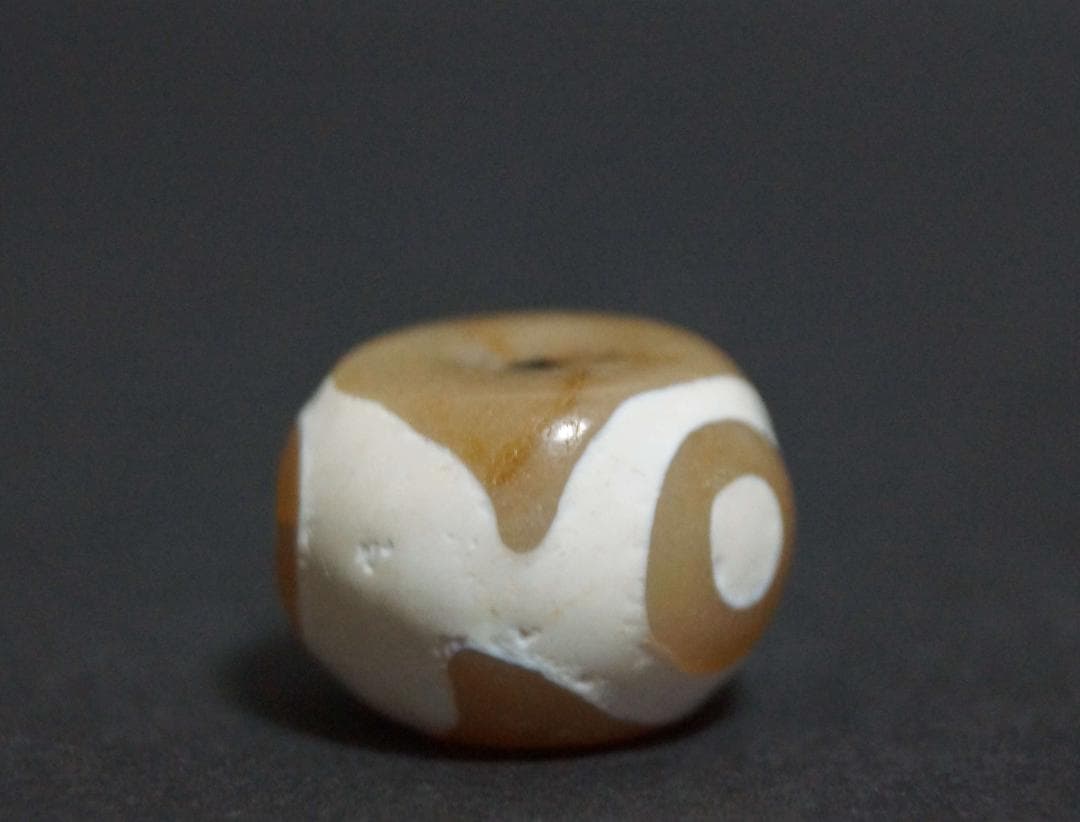 オールドチベットメノウ瑪瑙 『虎牙三眼天珠』根付緒締玉提げ物 Dziビーズお守り