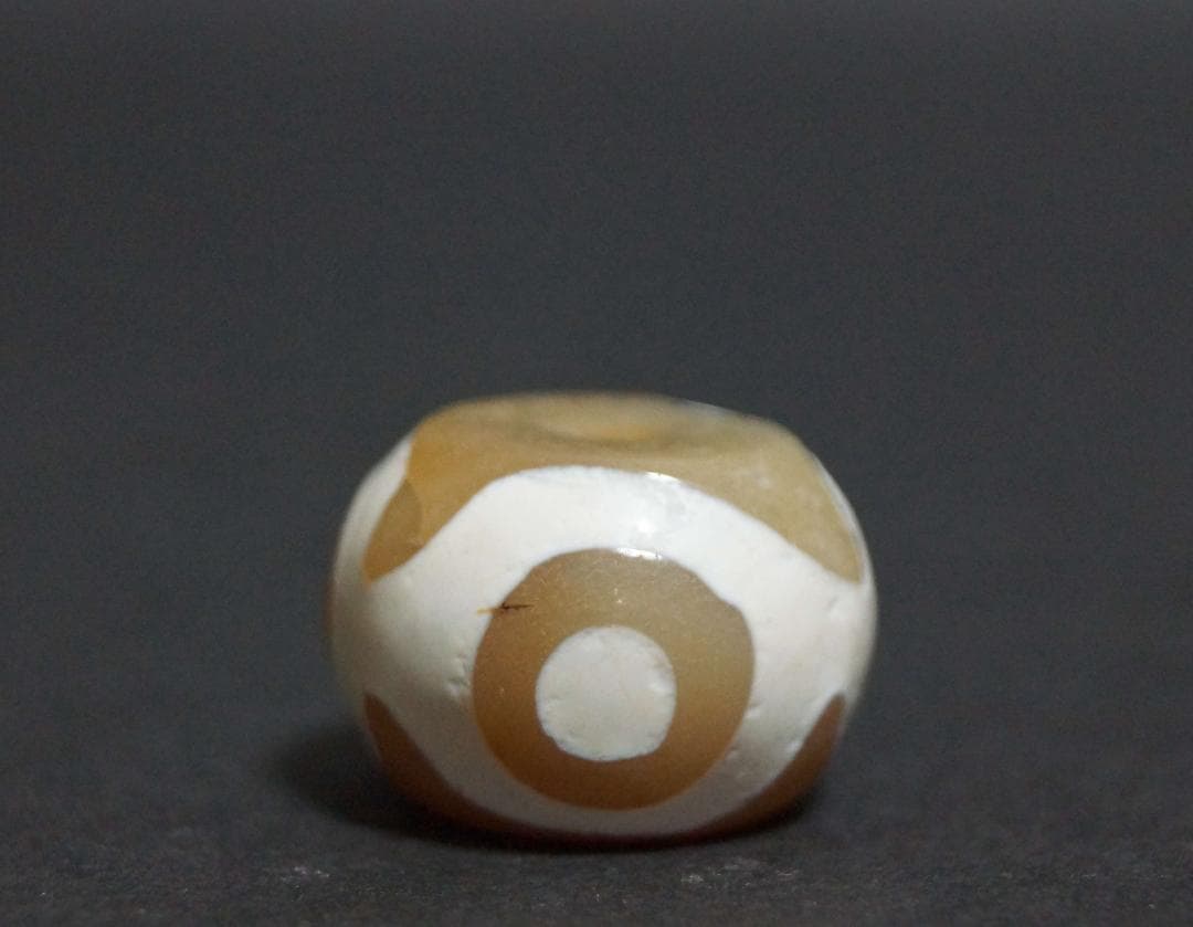 オールドチベットメノウ瑪瑙 『虎牙三眼天珠』根付緒締玉提げ物 Dziビーズお守り