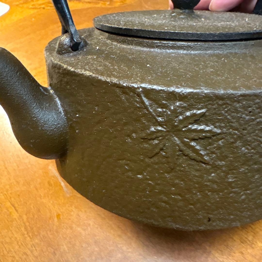 【中型】鉄瓶　南部鉄器　紅葉　チャコールブラウン　美術品　アンティーク　1.3ℓ