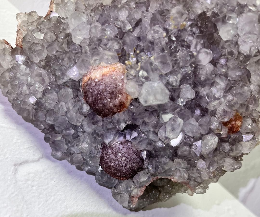 アメジストの中に面白い丸い内包物が入ったアメジストクラスター