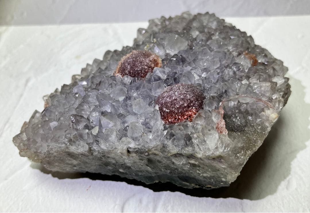 アメジストの中に面白い丸い内包物が入ったアメジストクラスター