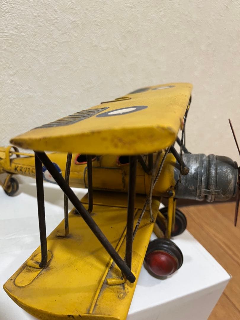 ブリキ製の飛行機