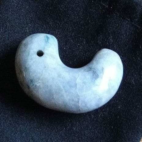 天然石 勾玉　淡い緑色と白色の混合　約18g