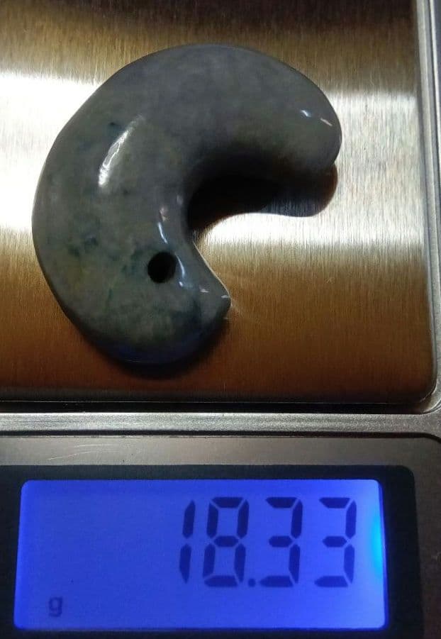 天然石 勾玉　淡い緑色と白色の混合　約18g