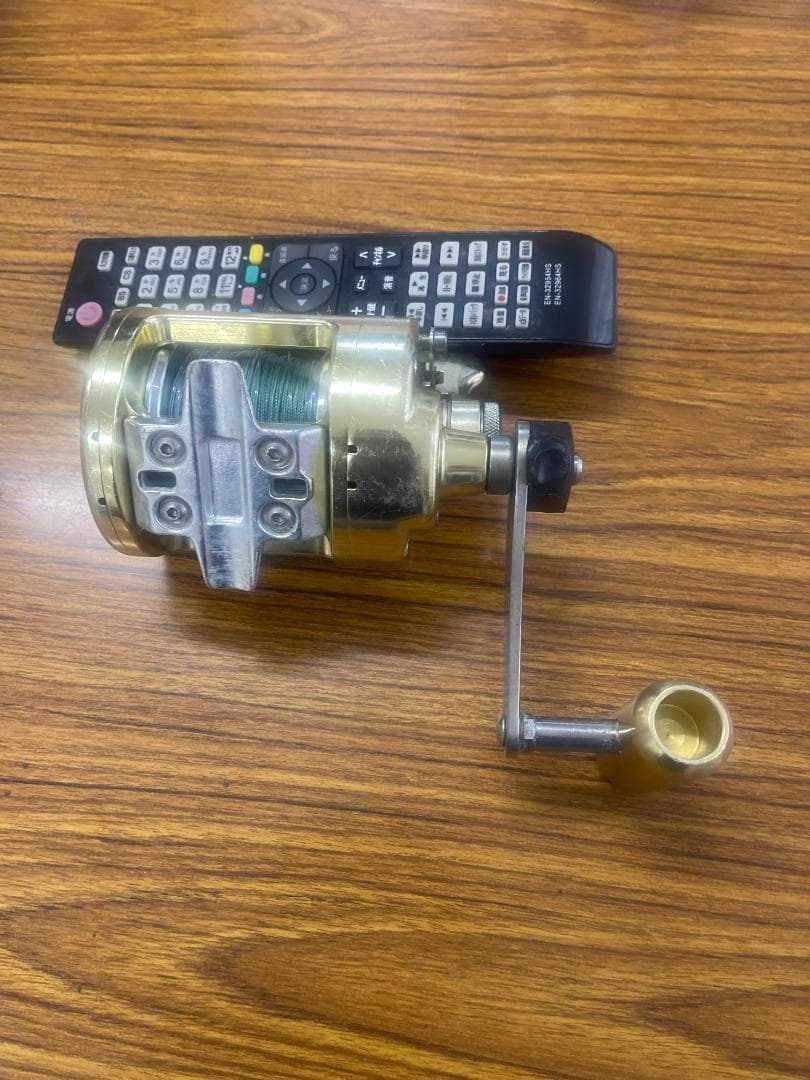 金色 スピニングリール 緑の糸付き　PE