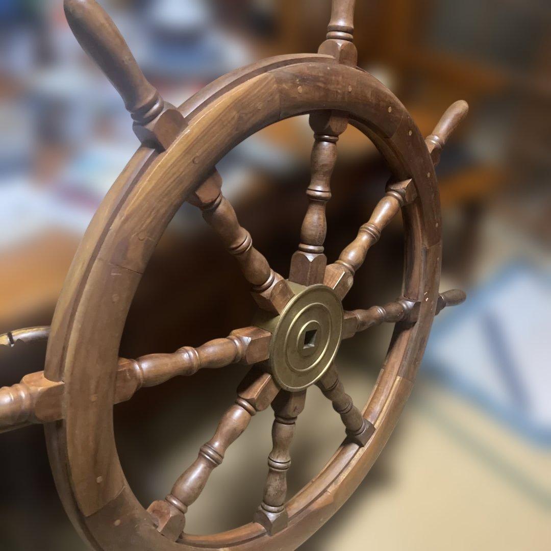 直径は約、1,110ミリの舵輪材質はチーク材中央部は真鍮インテリアに最適ですよ。