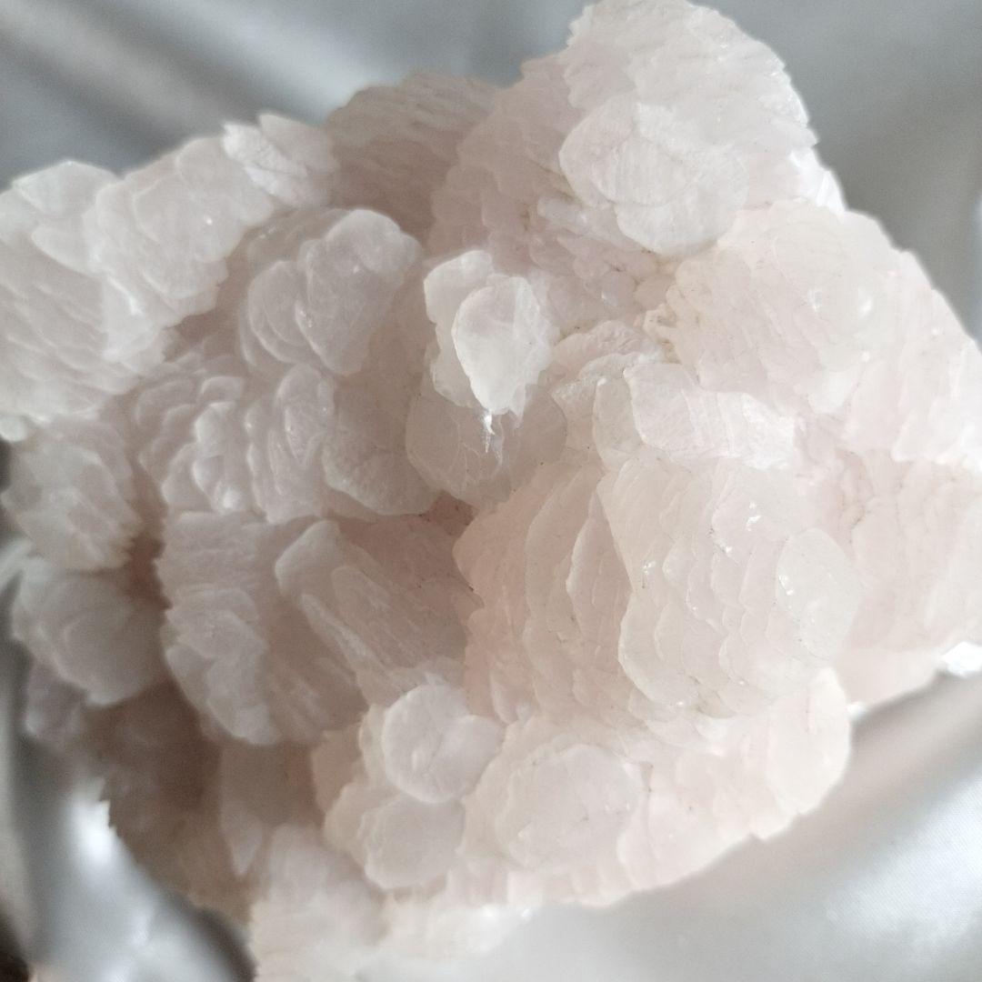 ピンクカルサイト クラスター　台座付き