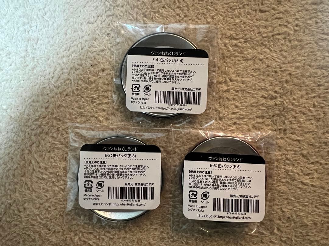 ヴァンねねくじランド アクリルブロック、箔押しコレクションカード、缶バッジ