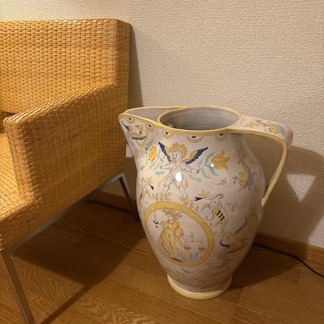 装飾的な陶器製ピッチャー　壺　花瓶