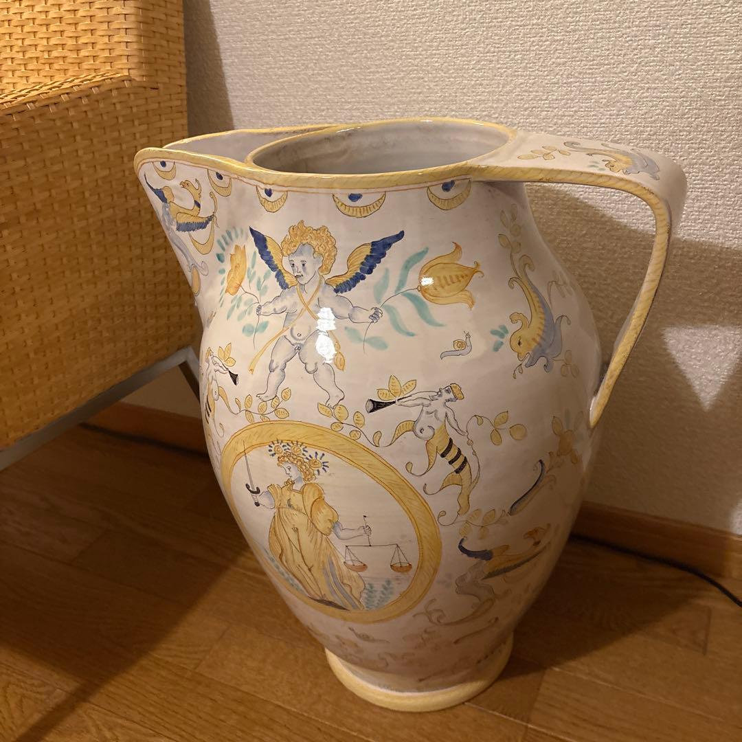装飾的な陶器製ピッチャー　壺　花瓶
