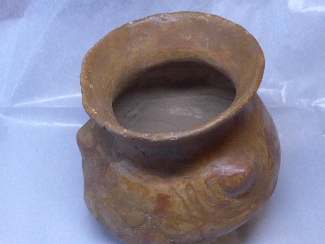 貴重です。出土品です　三突起彩色小壷です 赤い模様があります