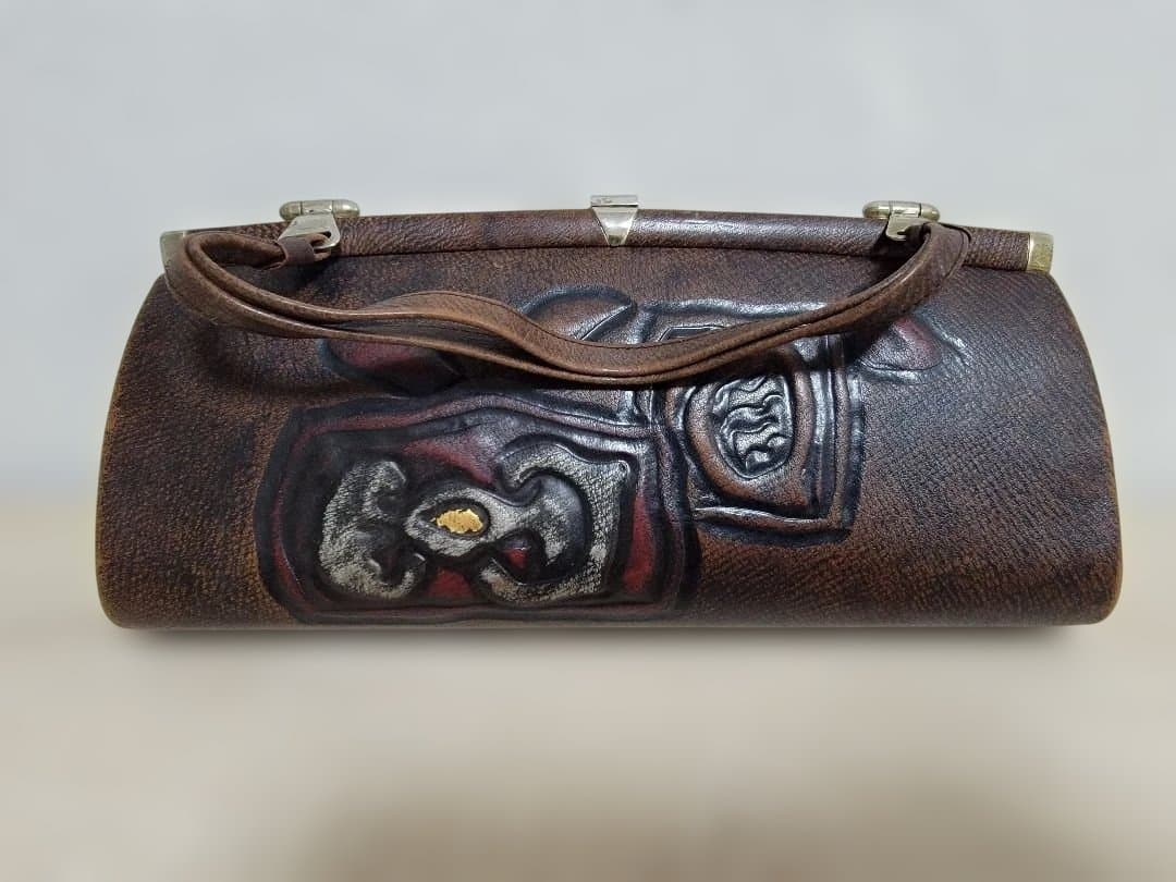 レザー製立体彫刻クラッチバッグ