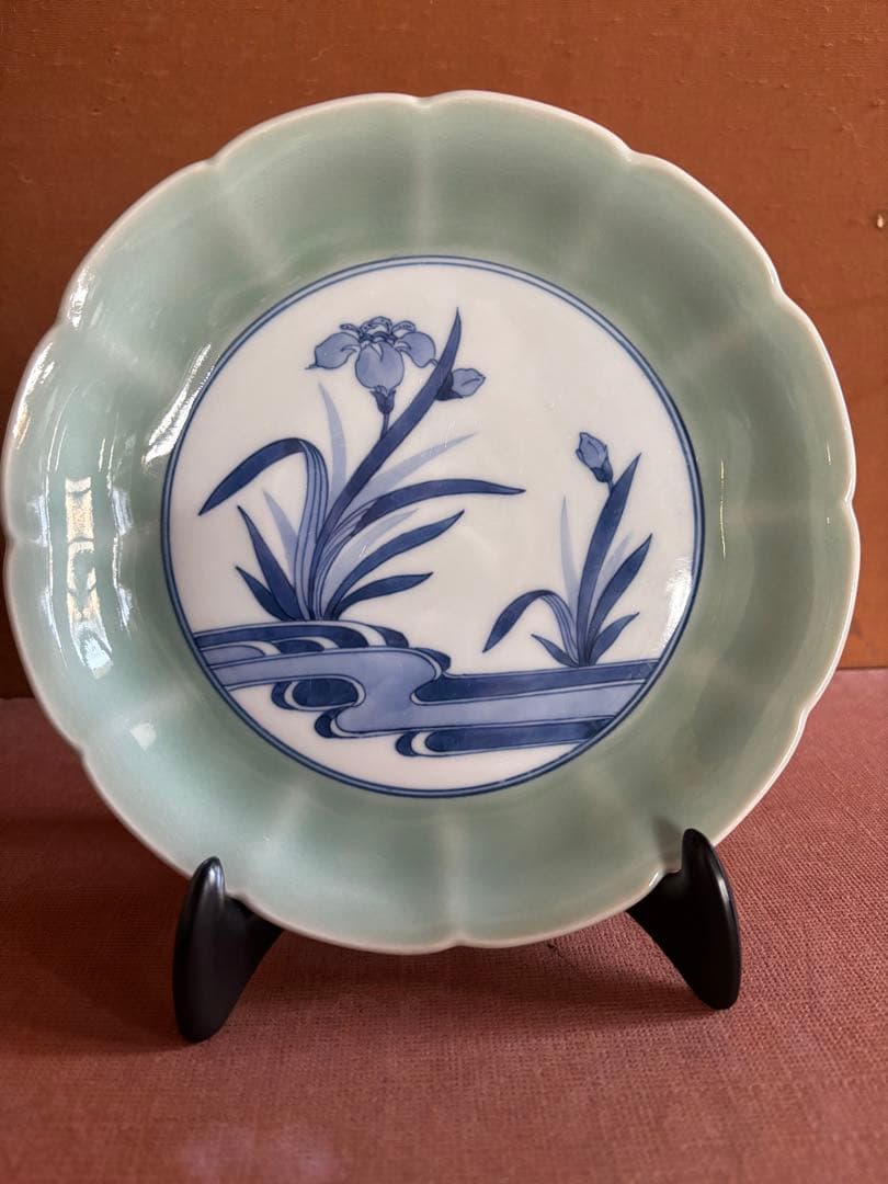 大明成化年製青磁染付流水菖蒲文七寸輪花皿　最上手