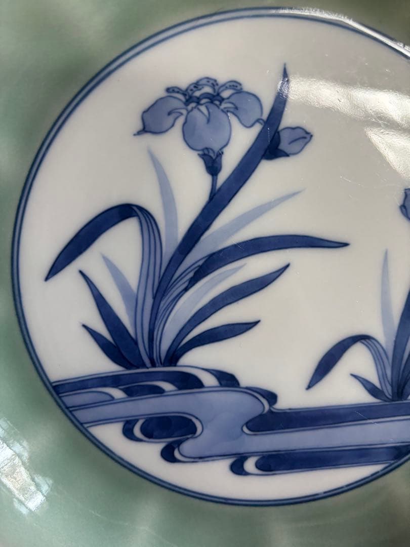 大明成化年製青磁染付流水菖蒲文七寸輪花皿　最上手