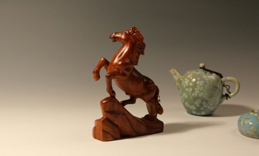 黄色の花梨.馬の手が届くと思います。マホガニーの置物ができます