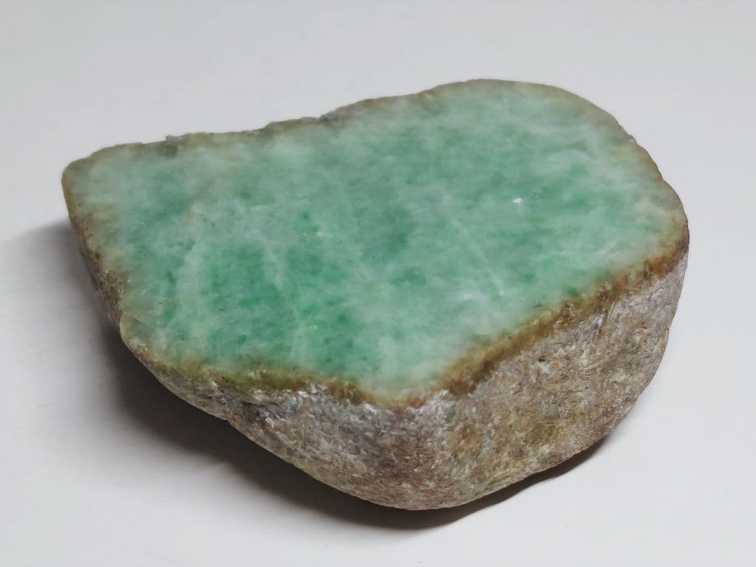 鮮緑 180g 翡翠 ヒスイ 原石 鑑賞石 自然石 誕生石 鉱物 鉱石 水石