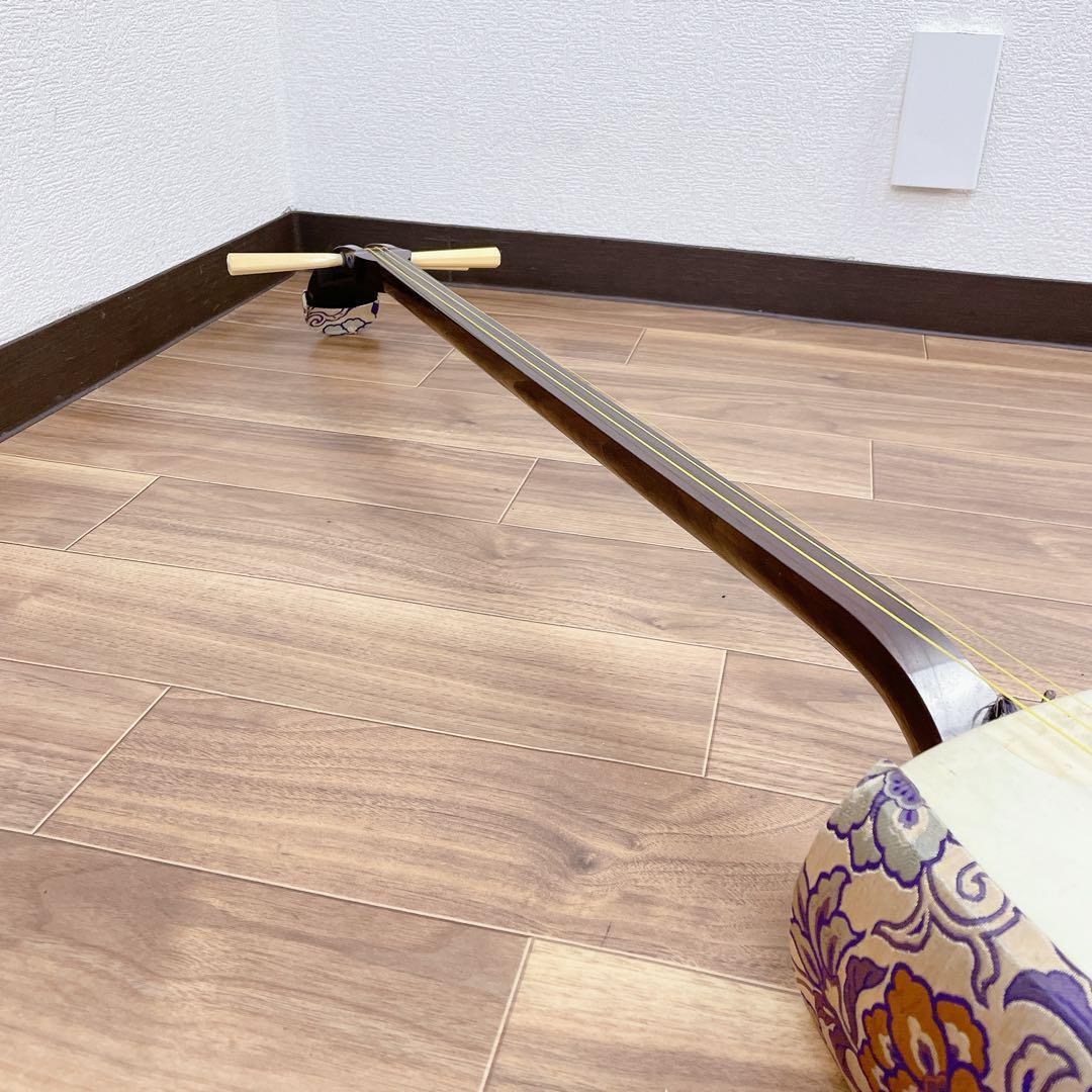 三味線 トチ紅木 綾杉胴 細棹 一本溝 猫皮 天然素材糸巻き 和楽器