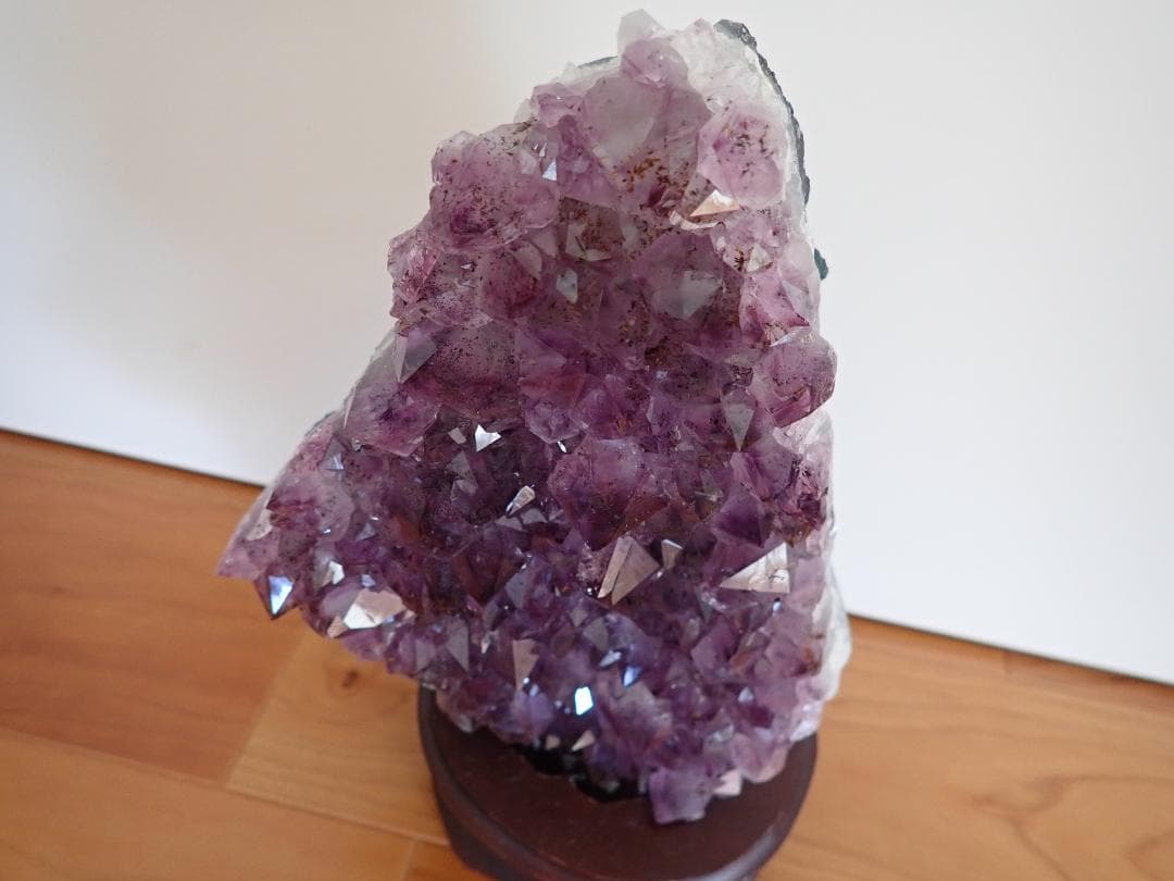 特価 愛の守護石 恋愛成就 ヒマラヤアメジスト原石1,8kg 一点物　台座付き